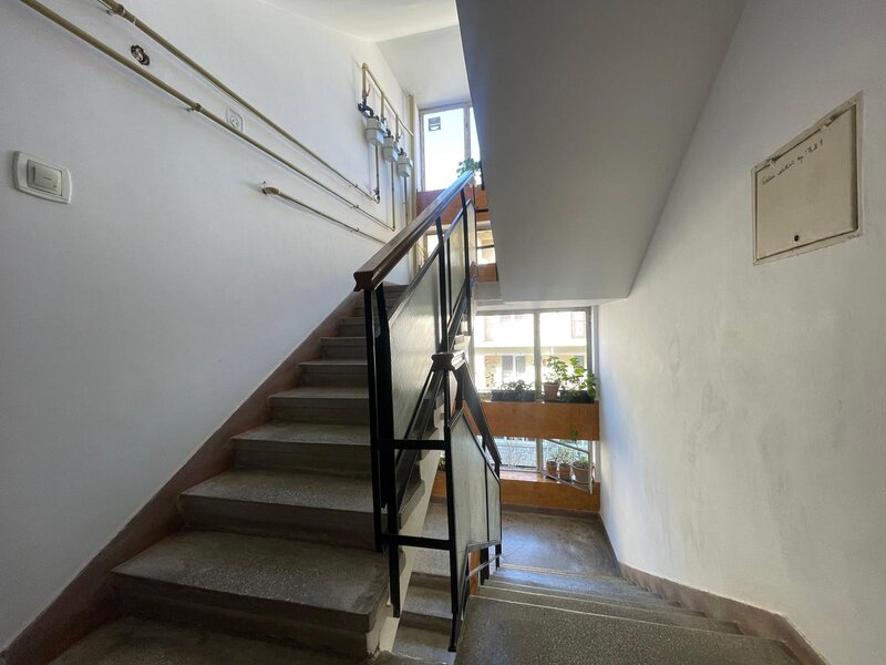 Ion Mihalache apartament 3 camere  etaj 2  decomandat   91 mp